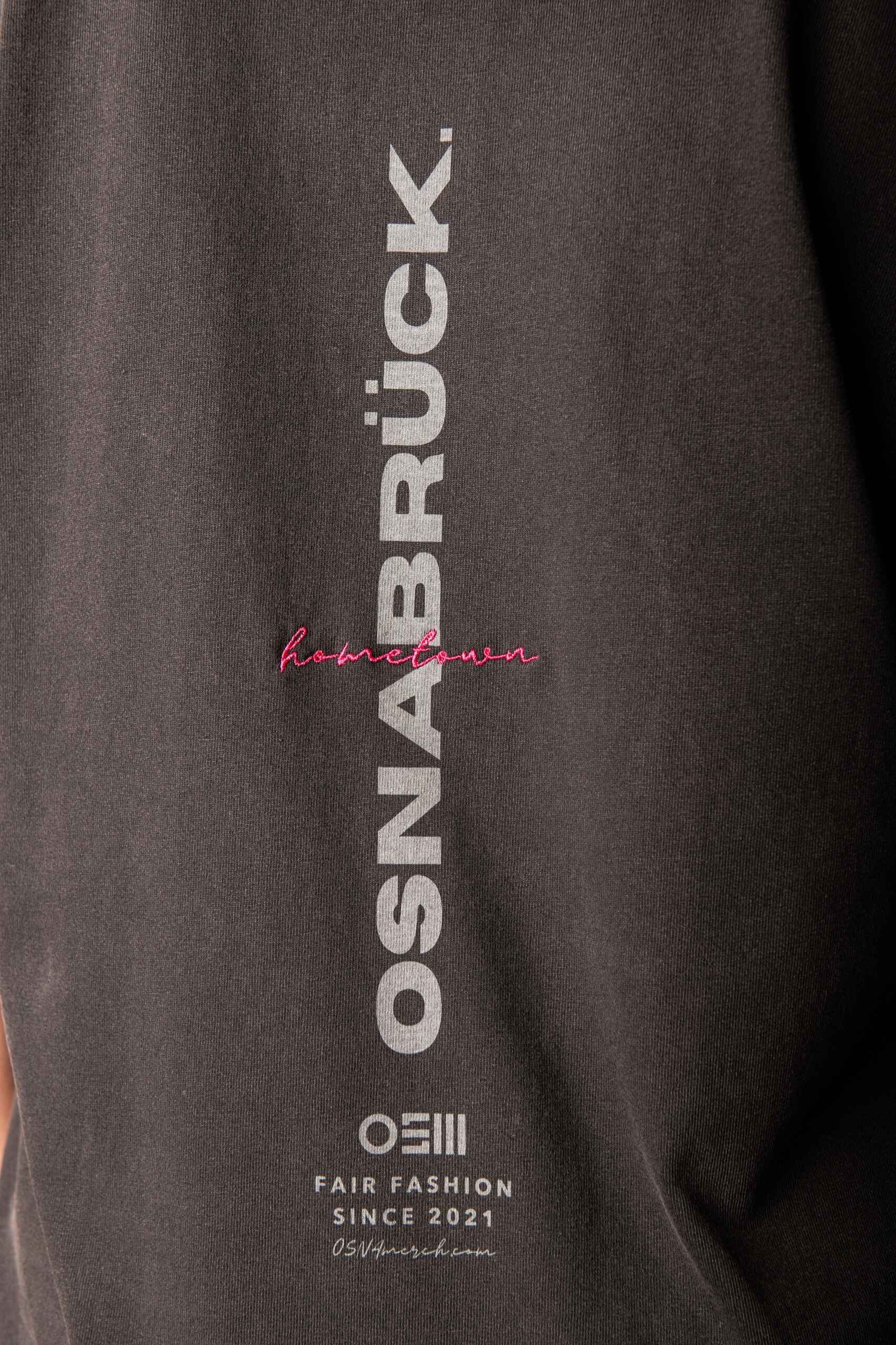 Nahaufnahme Rückprint „Osnabrück“ mit pinkem „Hometown“ Stick