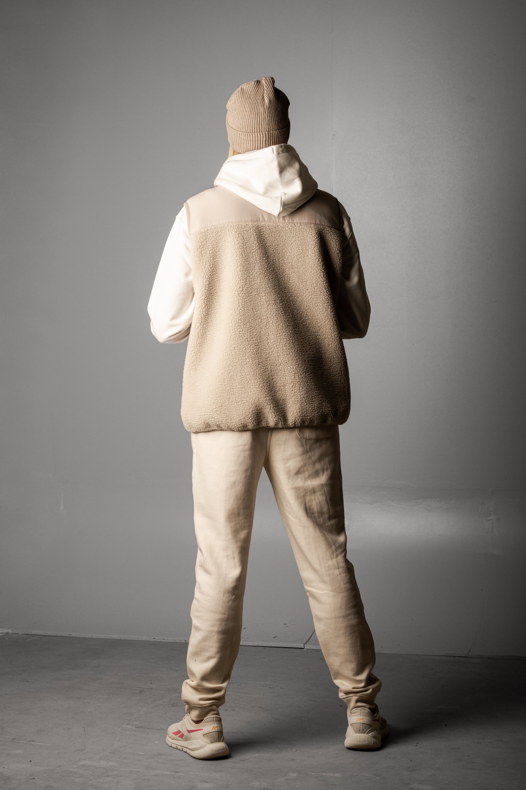 OSM teddyweste wüstensand von hinten im all beige look mit OSNABRÜCK jogger und HOPE hoodie