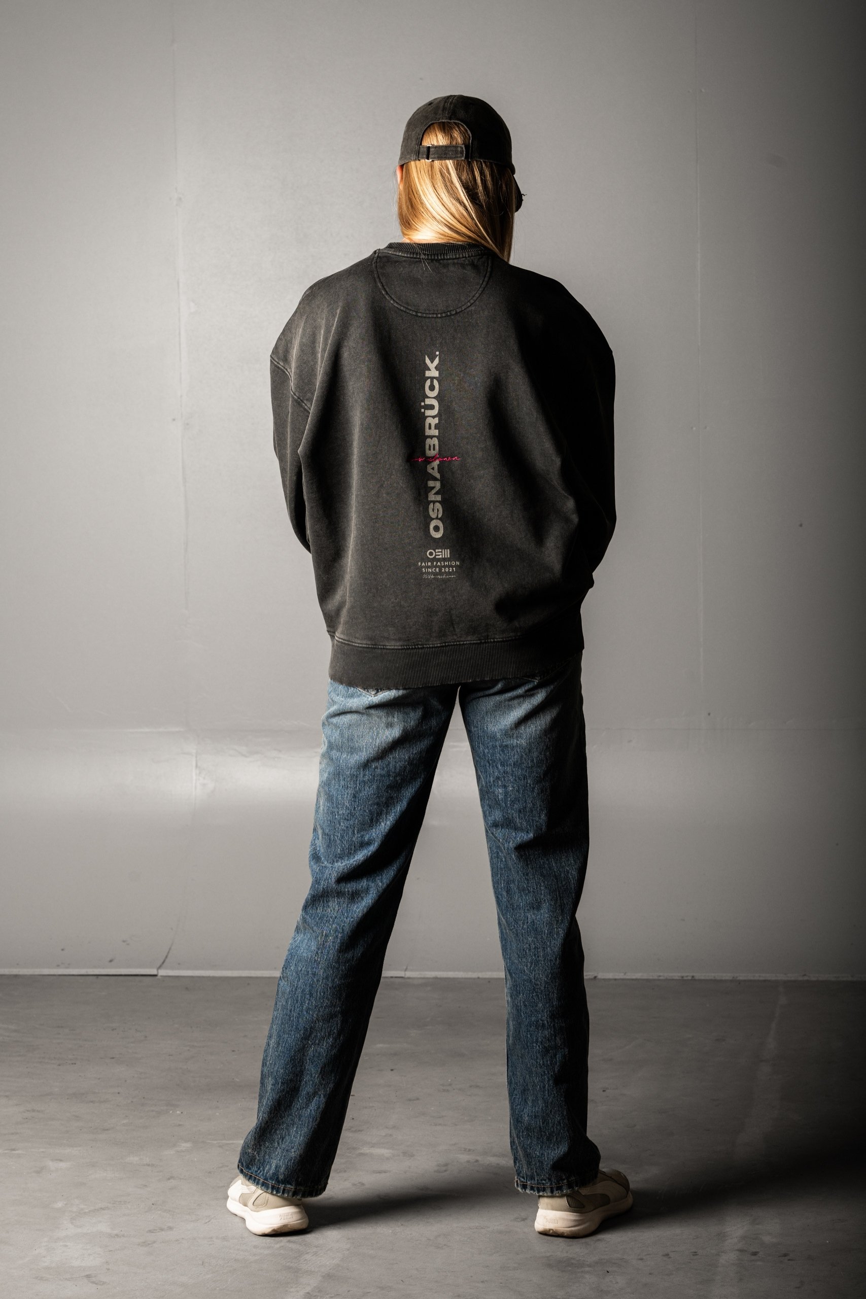 HOMETOWN Sweatshirt Rückansicht – ton-in-ton „osnabrück“ print & pinker „hometown“ stick